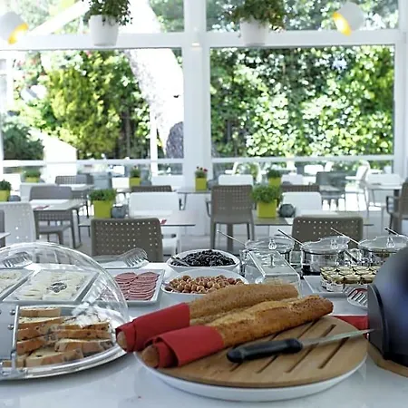 Ascot Bueyuekada Hotell 4*
